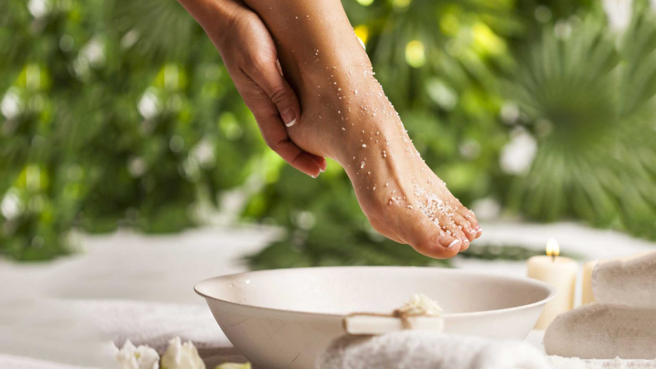 Ngâm chân với muối hột có tác dụng gì